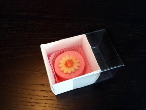Cutie-din-carton-pentru-2-macarons-3-1-300x225
