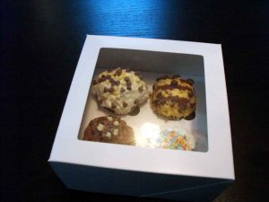 Cutie-din-carton-pentru-4-briose-2-1-300x225